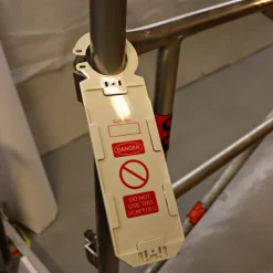 Hållare för grönskylt med öppning